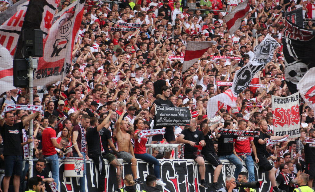 Schwabensturm Fußball-Ultras schenken im Stadion weiß-rote Fahnen und feuern ihre Mannschaft, den VfB, ein.