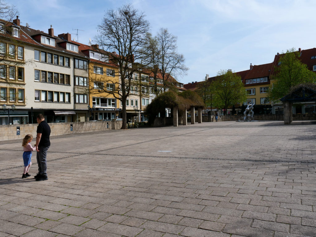 Zwei Kinder auf einem Platz