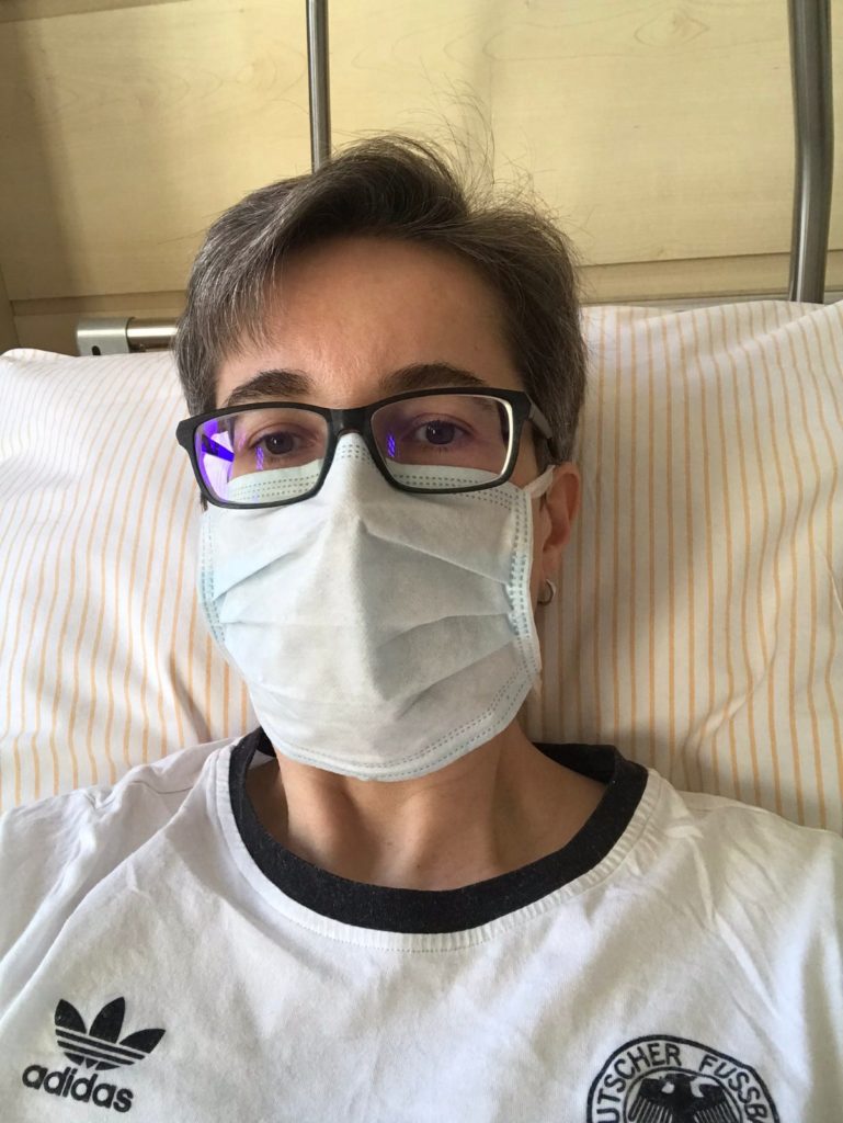 Positiv auf Covid-19 getestete Frau mit Schutzmaske in Isolation im Krankenhaus